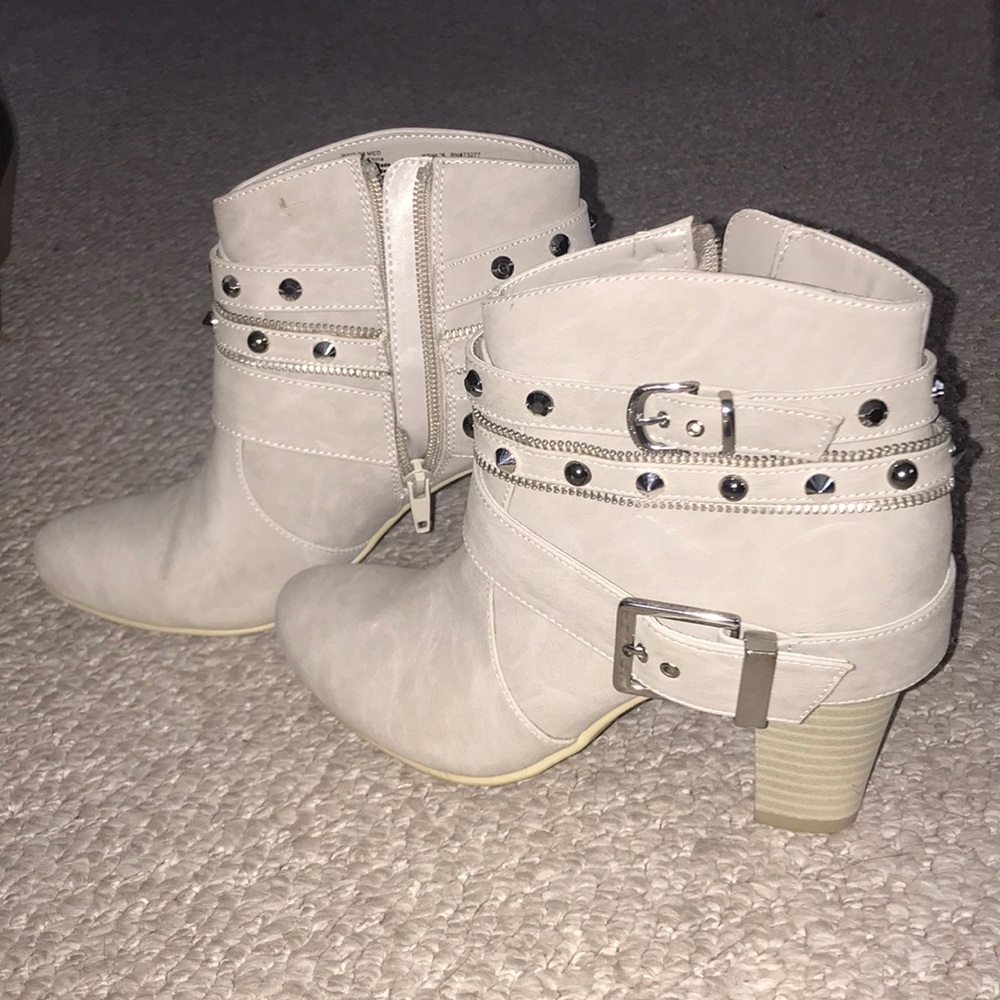Jennifer Lopez Light Gray Booties Size 6.5